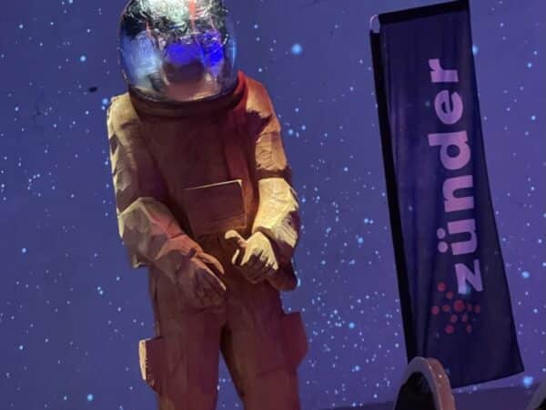 Holzastronaut in einem futuristischen Raum