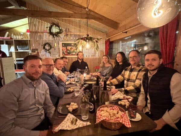 Tischrunde in einem gemütlichen Restaurant