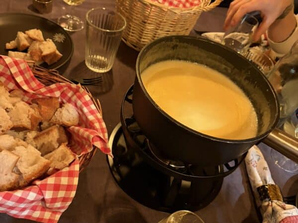 Fondueabend mit Brot und Gläsern