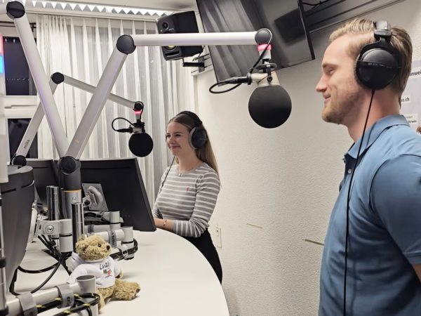 Zwei Moderatoren im Radiosender während der Sendung